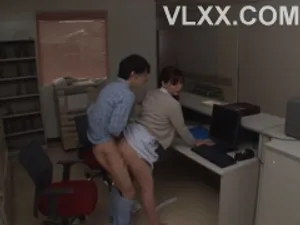 Nhìn má kế đang ngủ ở mùa hè nóng bức, cậu con trai quá nứng