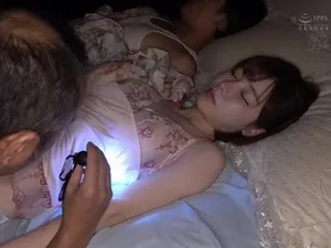 Cô nàng muốn chi trả tiền nợ vì mãi bấm điện thoại gây tai nạn xe đạp