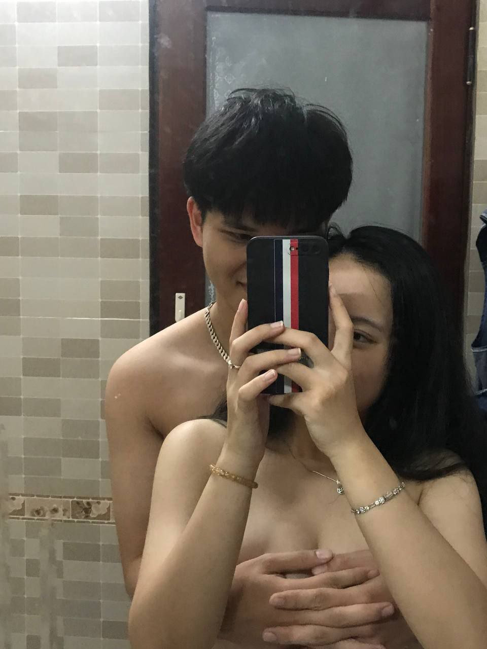 Đụ cô bạn gái dâm đãng của bạn thân khi đến nhà chơi